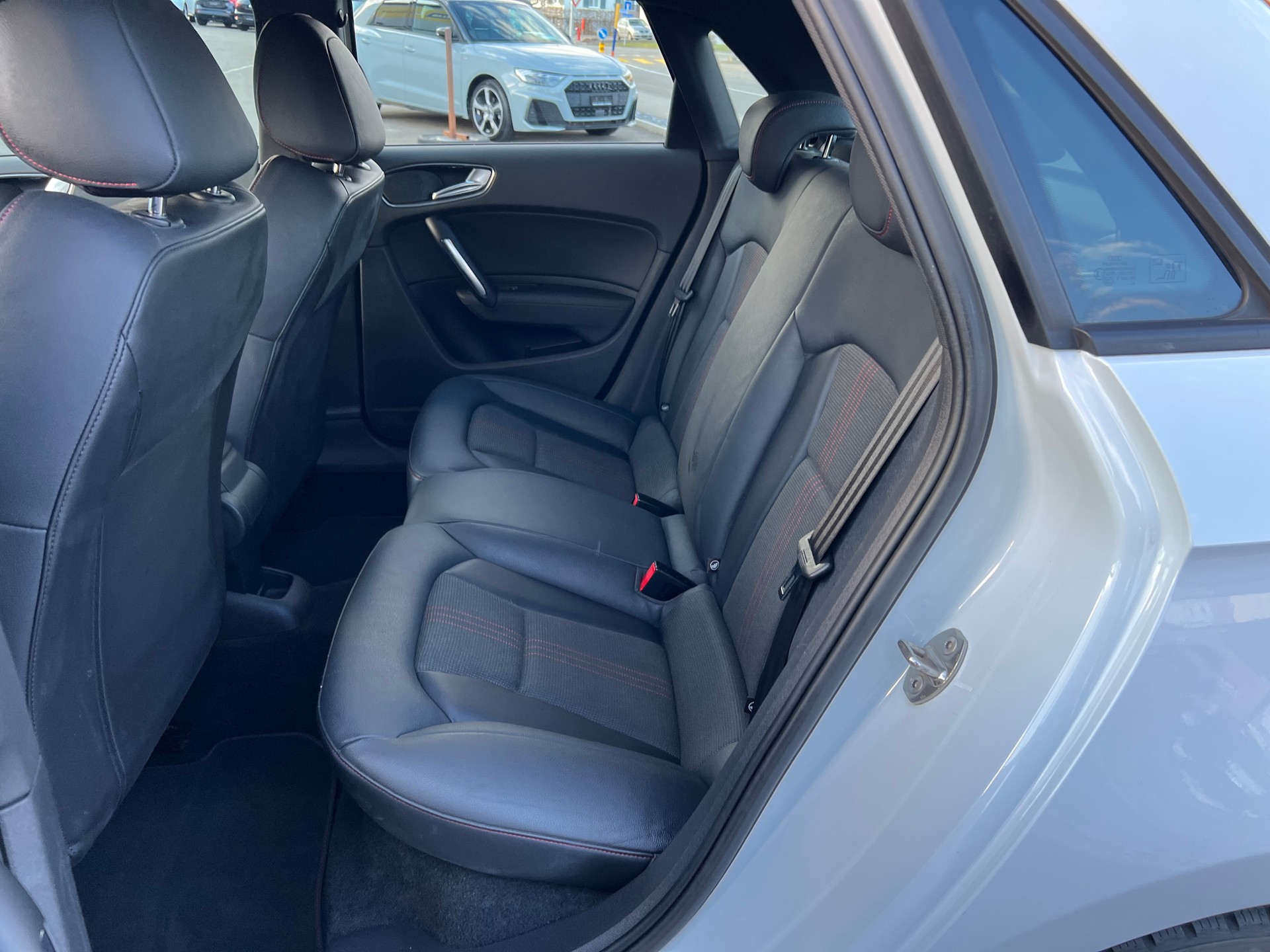 AUDI S1 Sportback 2.0 TFSI quattro-image-15