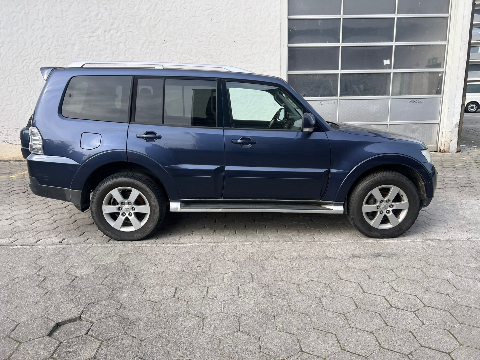 MITSUBISHI Pajero 3.2 DI-D Instyle Automatic-showroom-element-3