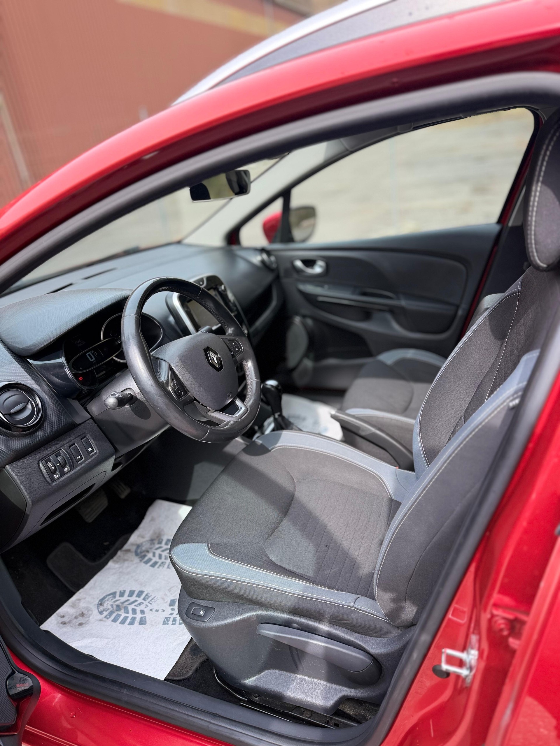 RENAULT Clio Grandtour 1.2 16V T Swiss Edition EDC-image-8