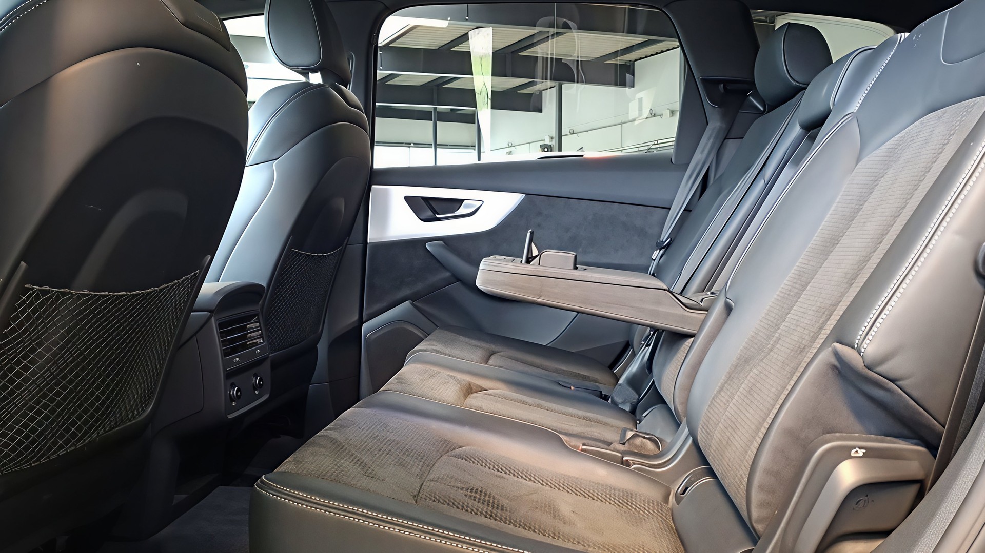 AUDI SQ7 4.0 TDI quattro tiptronic-image-10