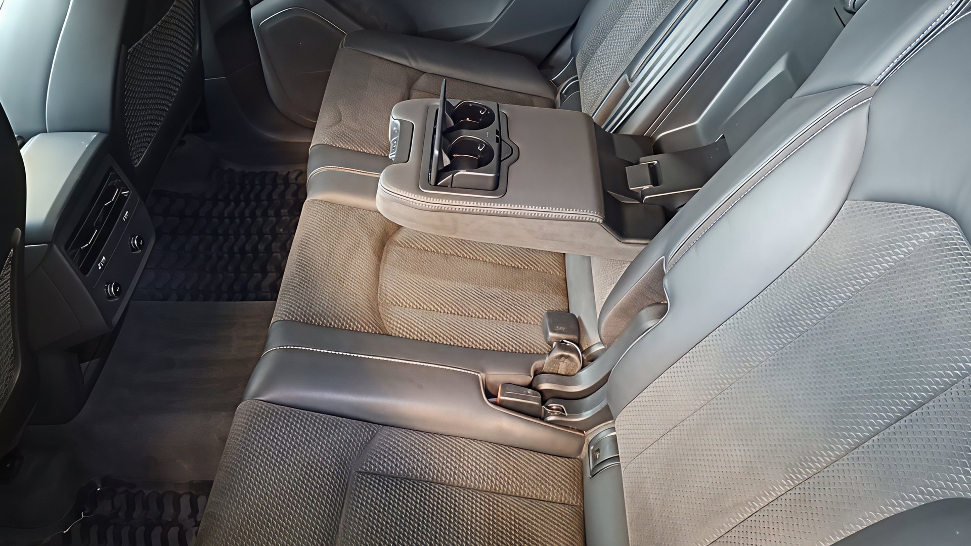 AUDI SQ7 4.0 TDI quattro tiptronic-image-9