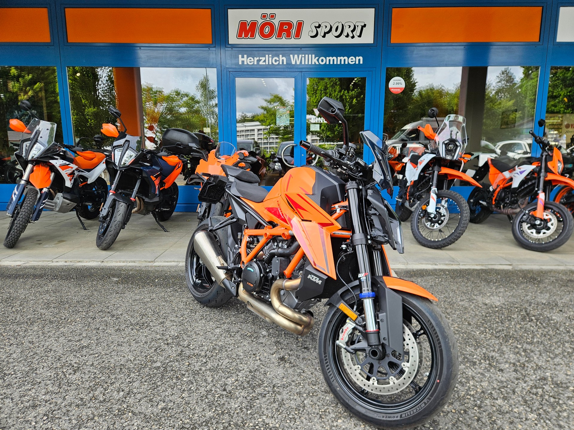 KTM 1390 Super Duke R-showroom-element-1