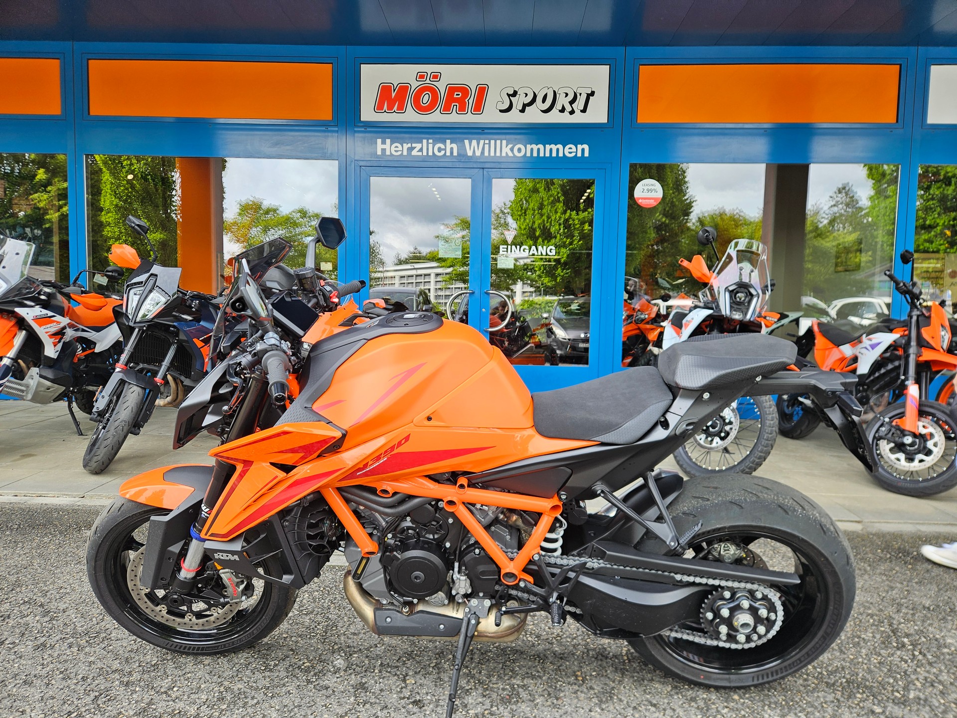 KTM 1390 Super Duke R-showroom-element-3