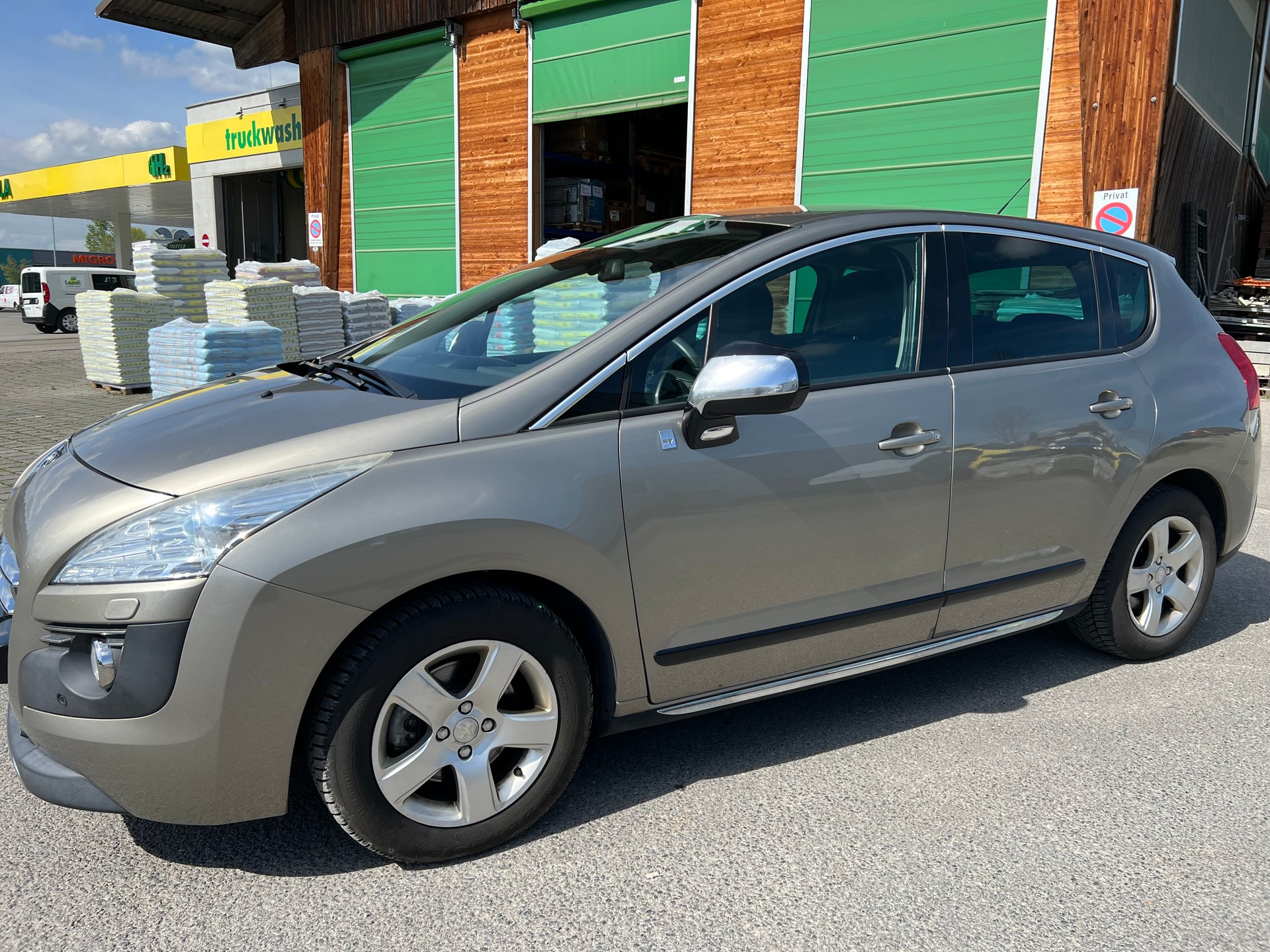 PEUGEOT 3008 HYbrid4 2.0 HDI EGS6-image-1