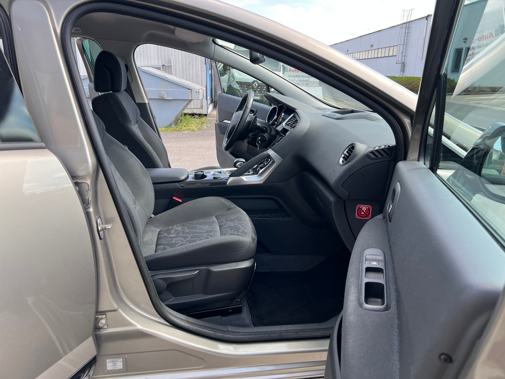 PEUGEOT 3008 HYbrid4 2.0 HDI EGS6-image-9