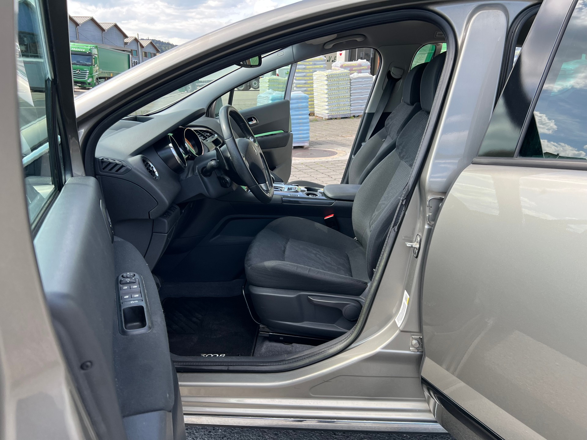 PEUGEOT 3008 HYbrid4 2.0 HDI EGS6-image-8