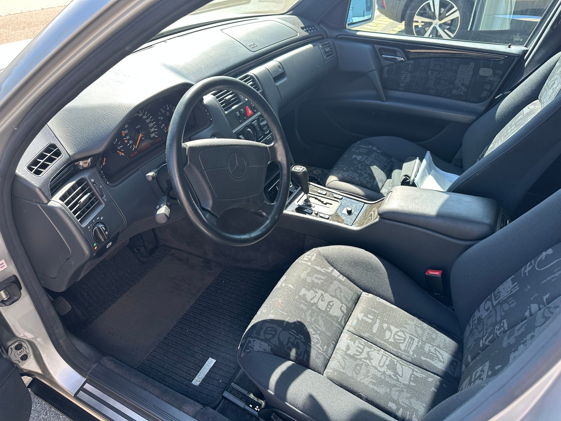 MERCEDES-BENZ E 280-image-7