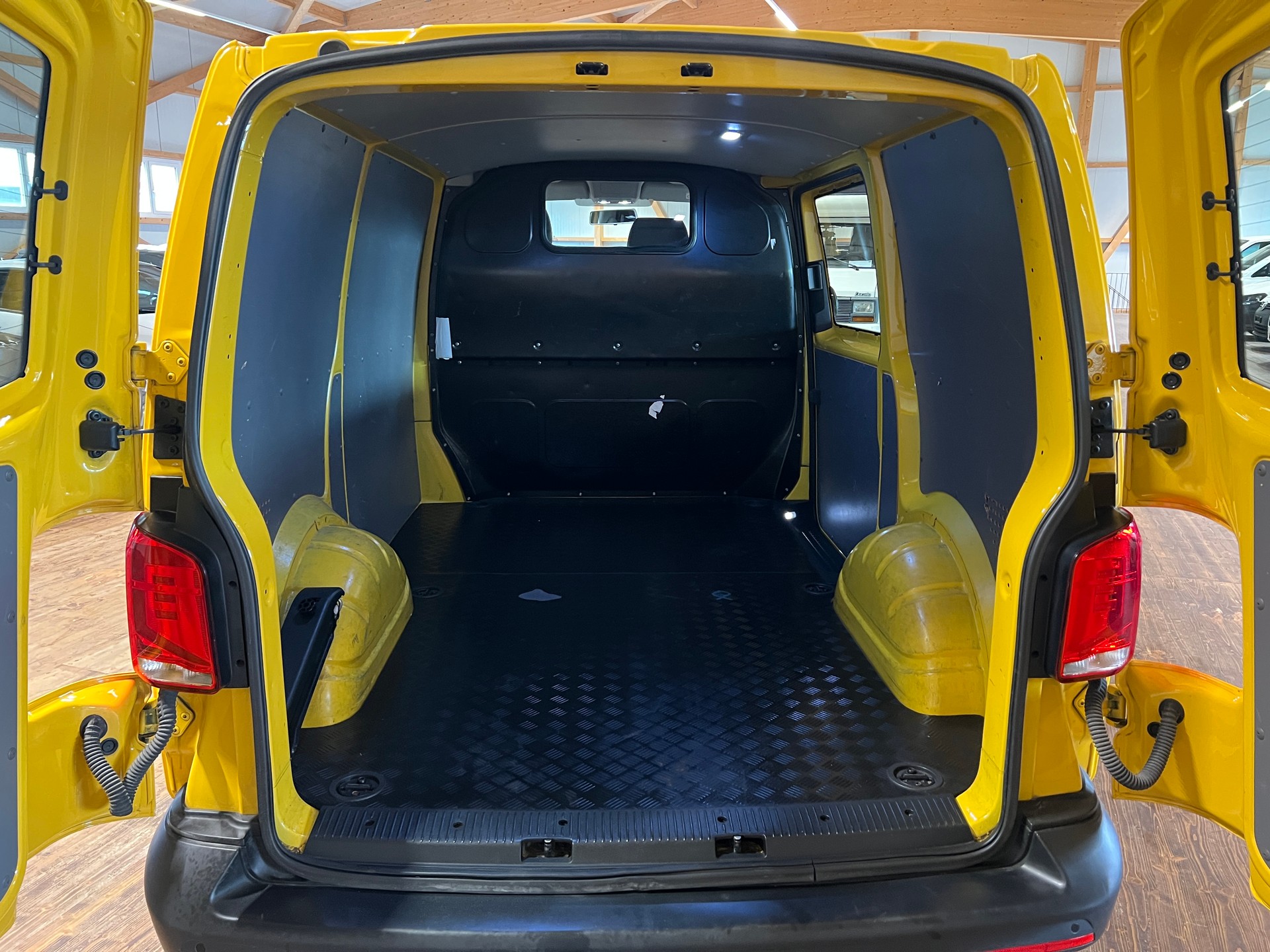 VW T6.1 2.0 TDI Entry-image-13