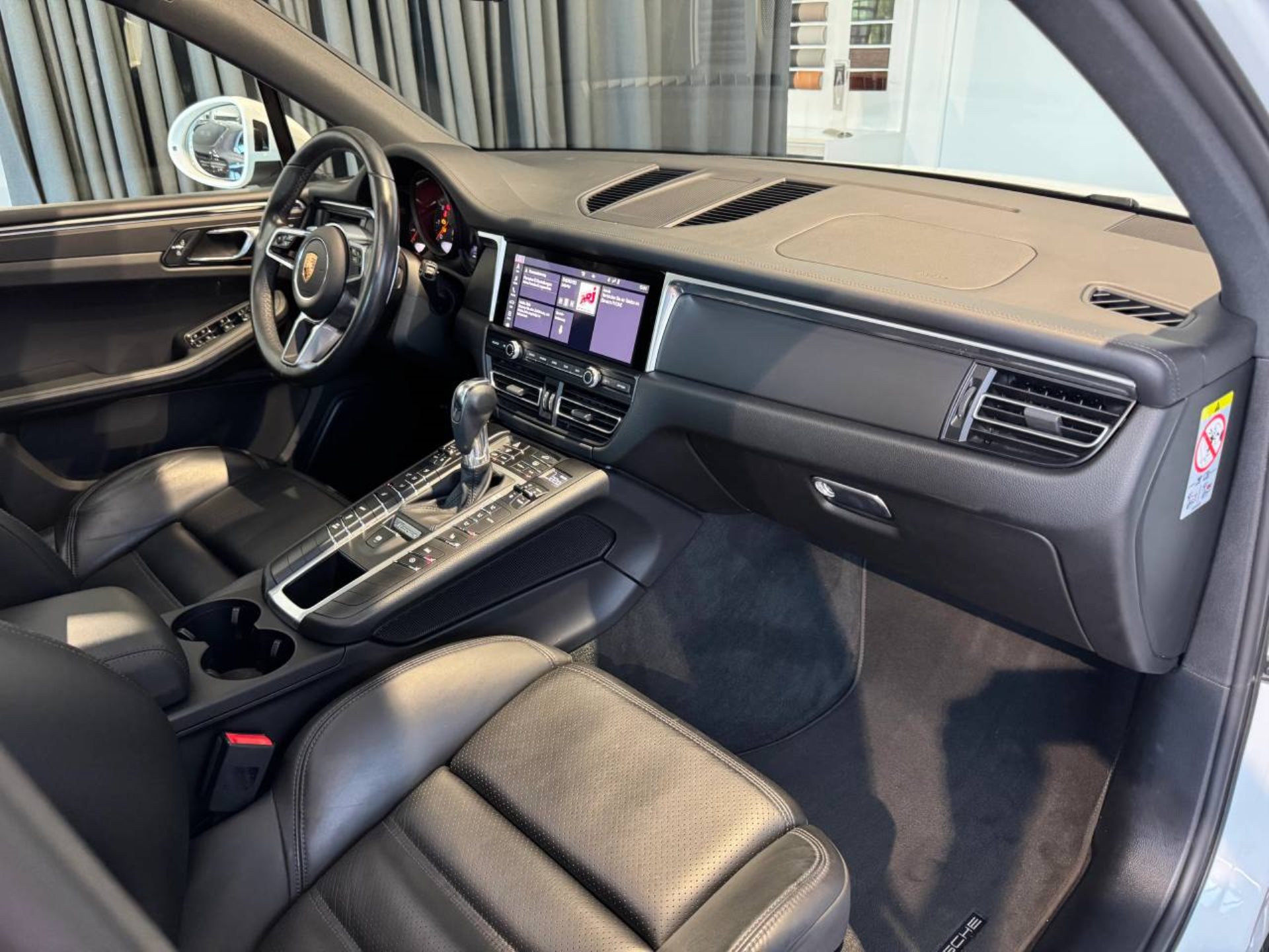 PORSCHE Macan-image-19