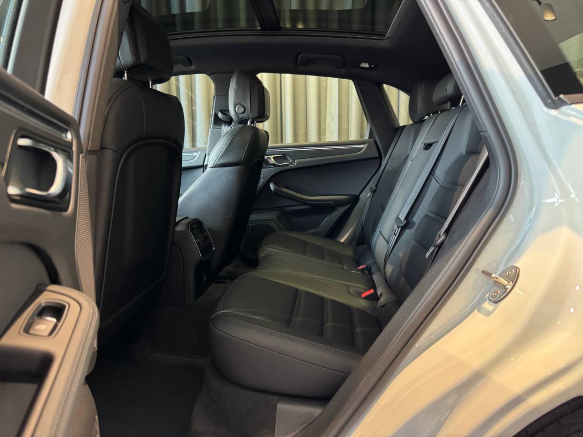 PORSCHE Macan-image-17