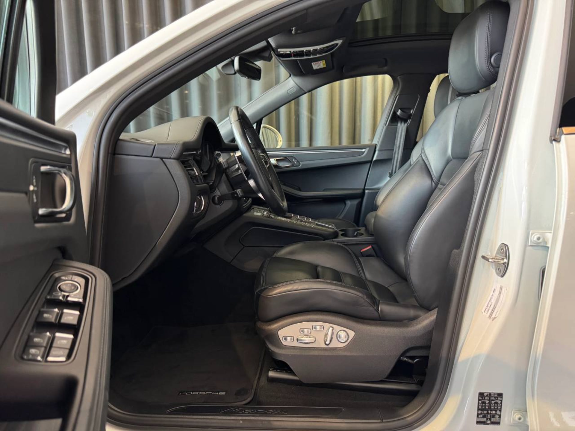 PORSCHE Macan-image-4