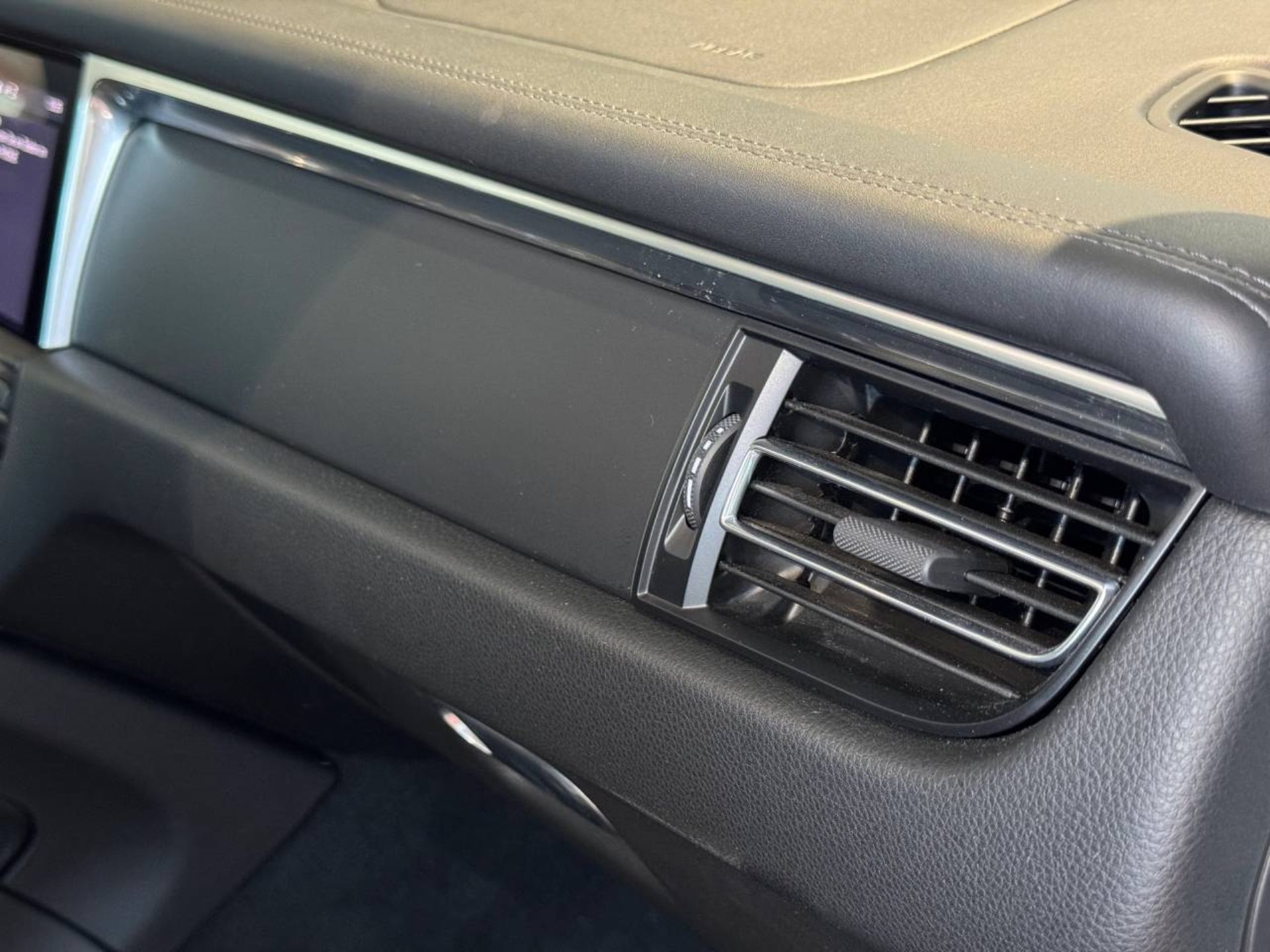 PORSCHE Macan-image-25