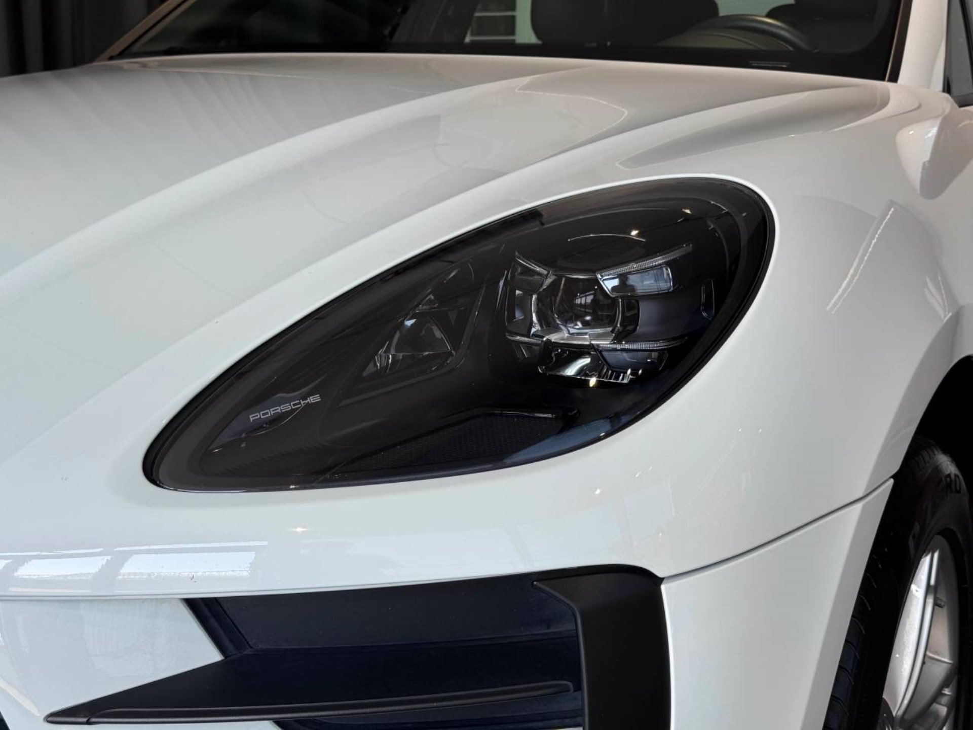 PORSCHE Macan-image-12