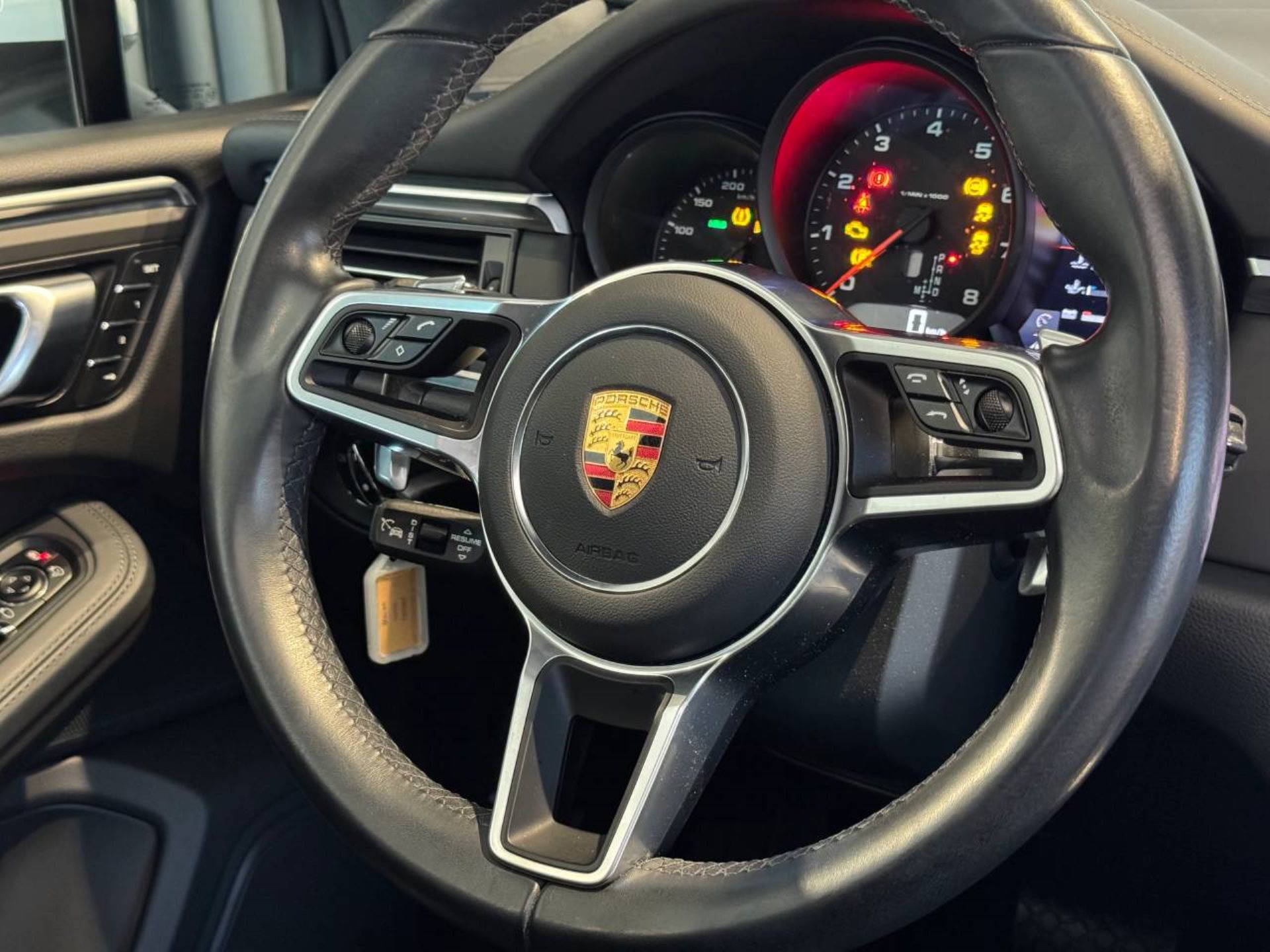 PORSCHE Macan-image-22