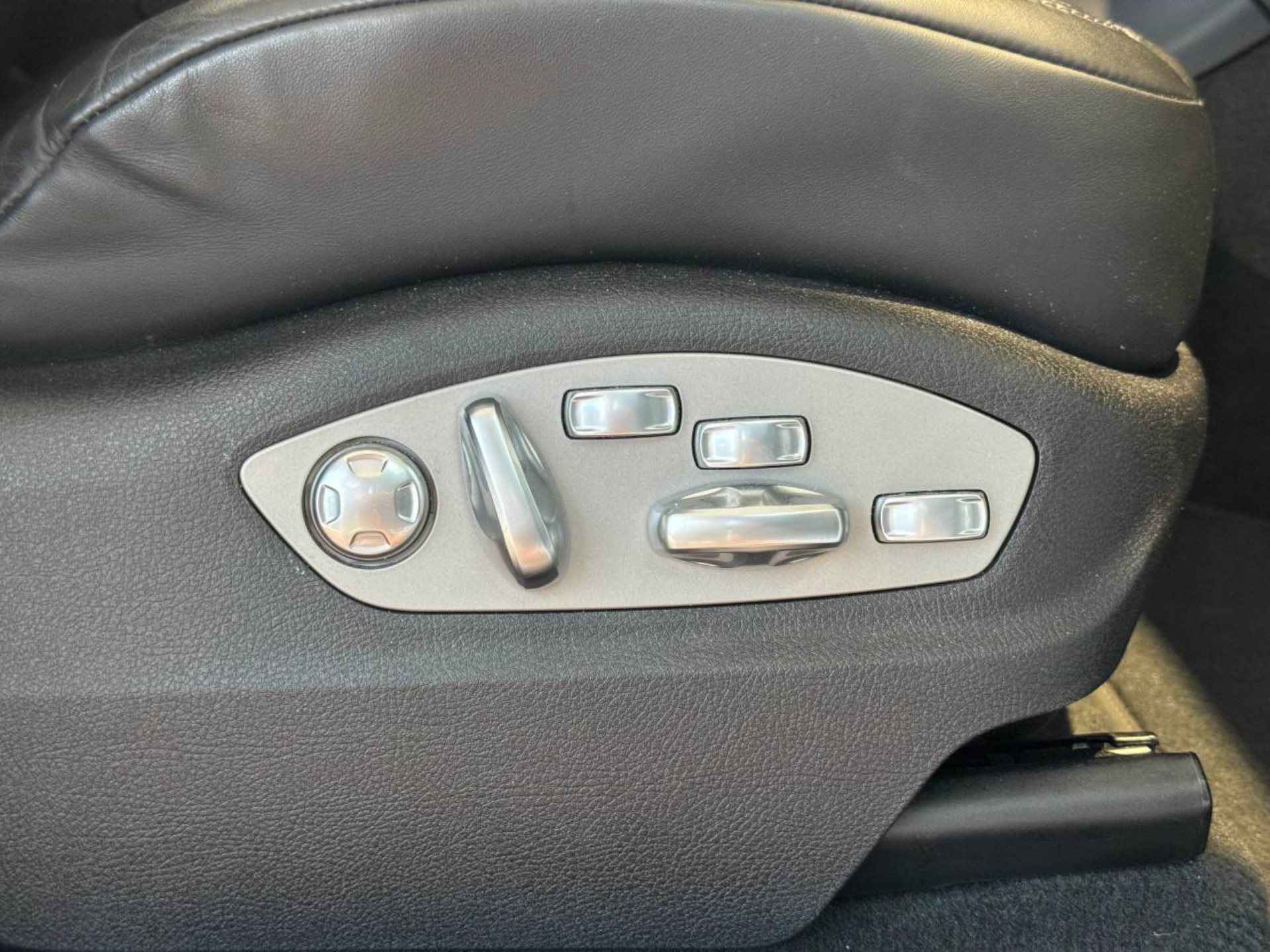PORSCHE Macan-image-29