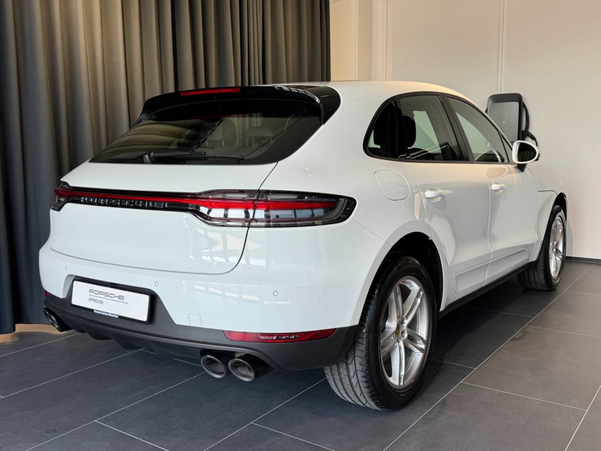 PORSCHE Macan-image-6