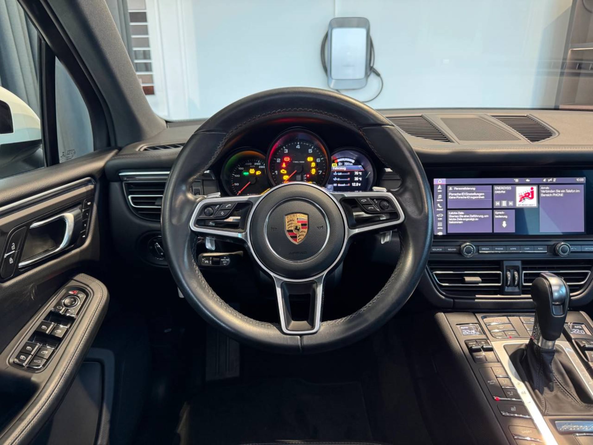 PORSCHE Macan-image-15