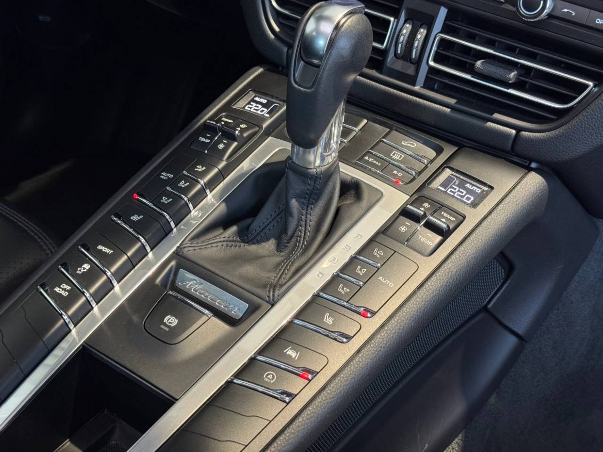 PORSCHE Macan-image-18