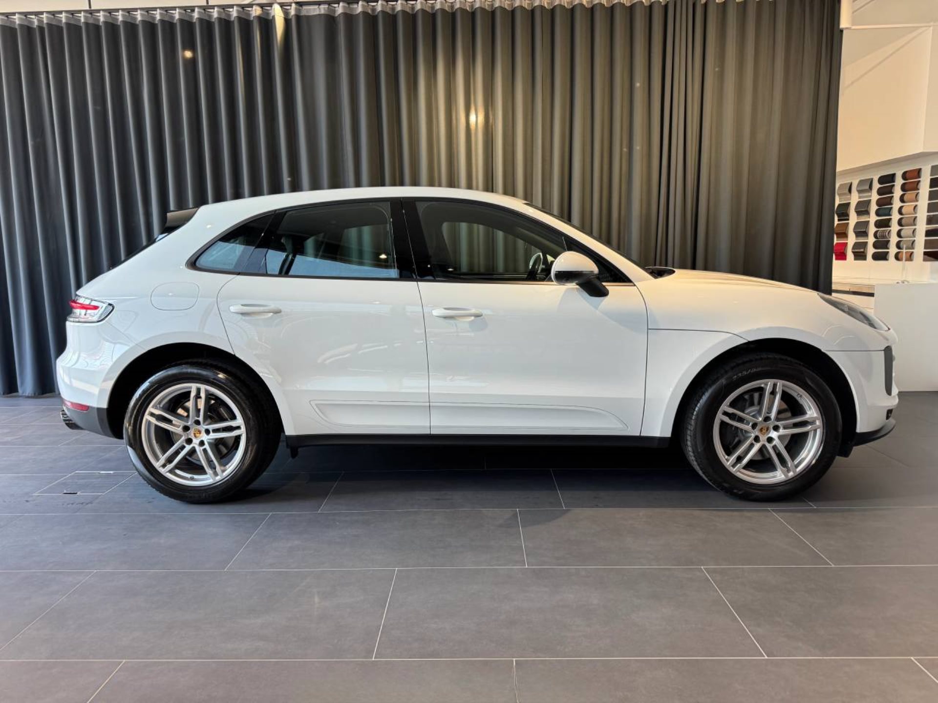 PORSCHE Macan-image-7