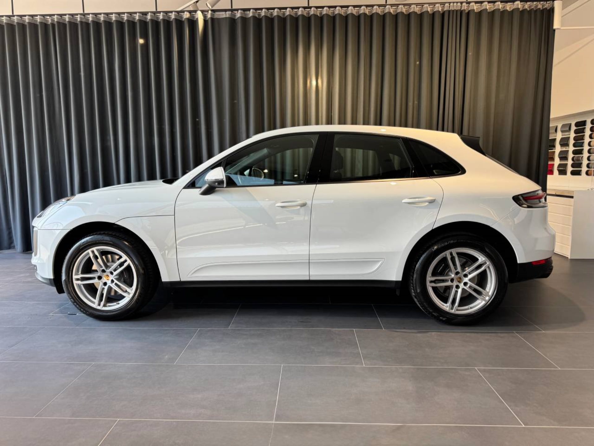 PORSCHE Macan-image-1