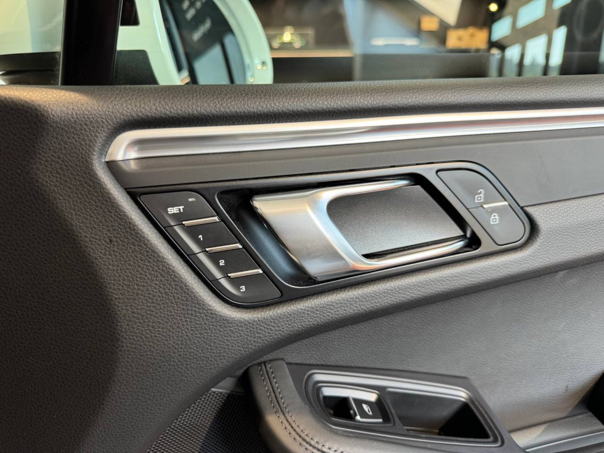 PORSCHE Macan-image-27