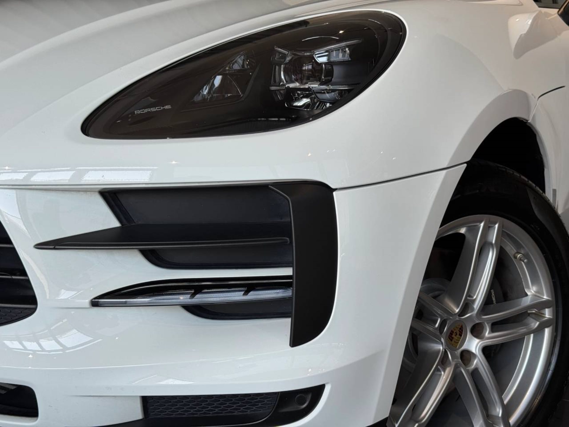PORSCHE Macan-image-33