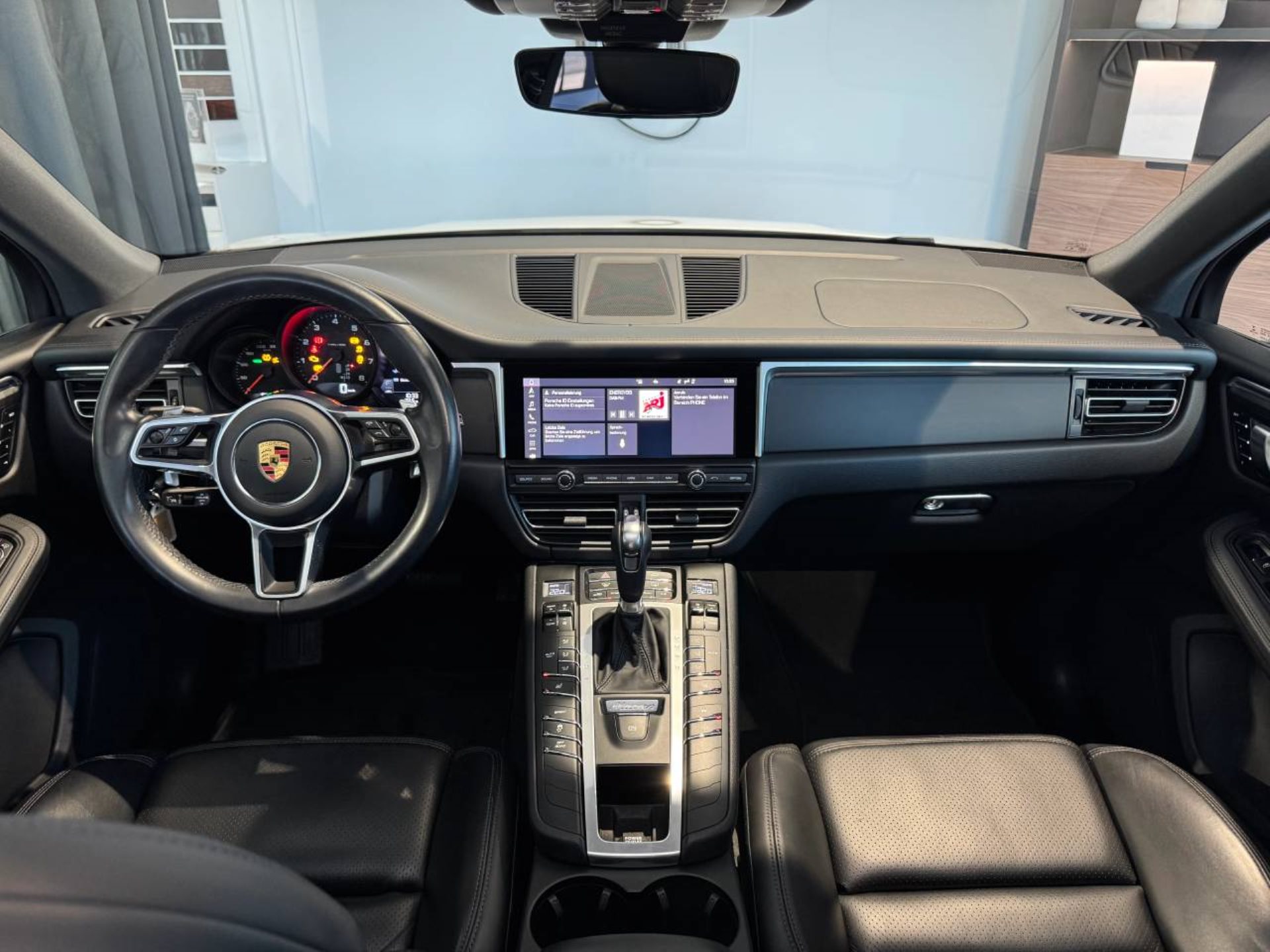 PORSCHE Macan-image-16