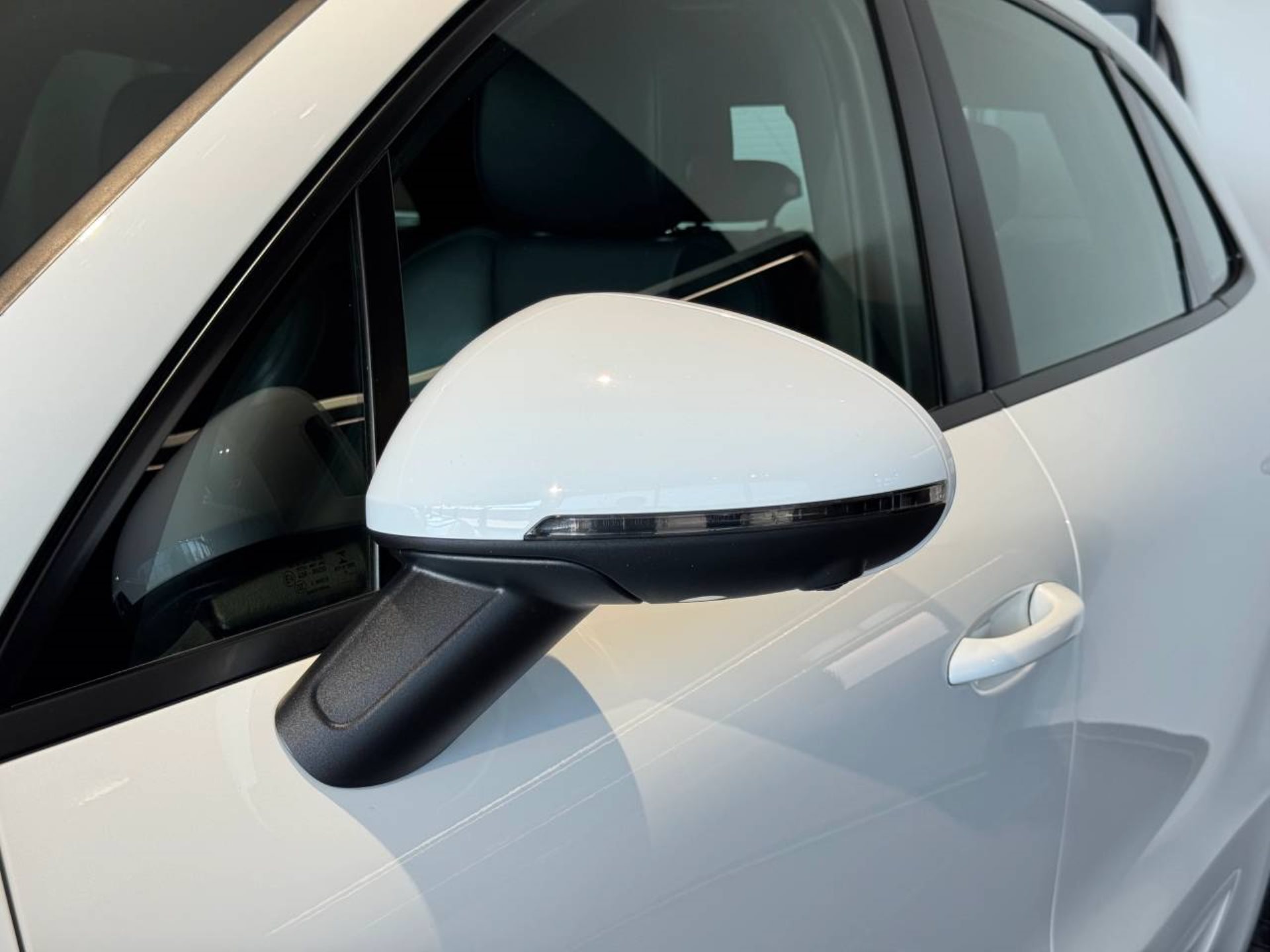 PORSCHE Macan-image-14