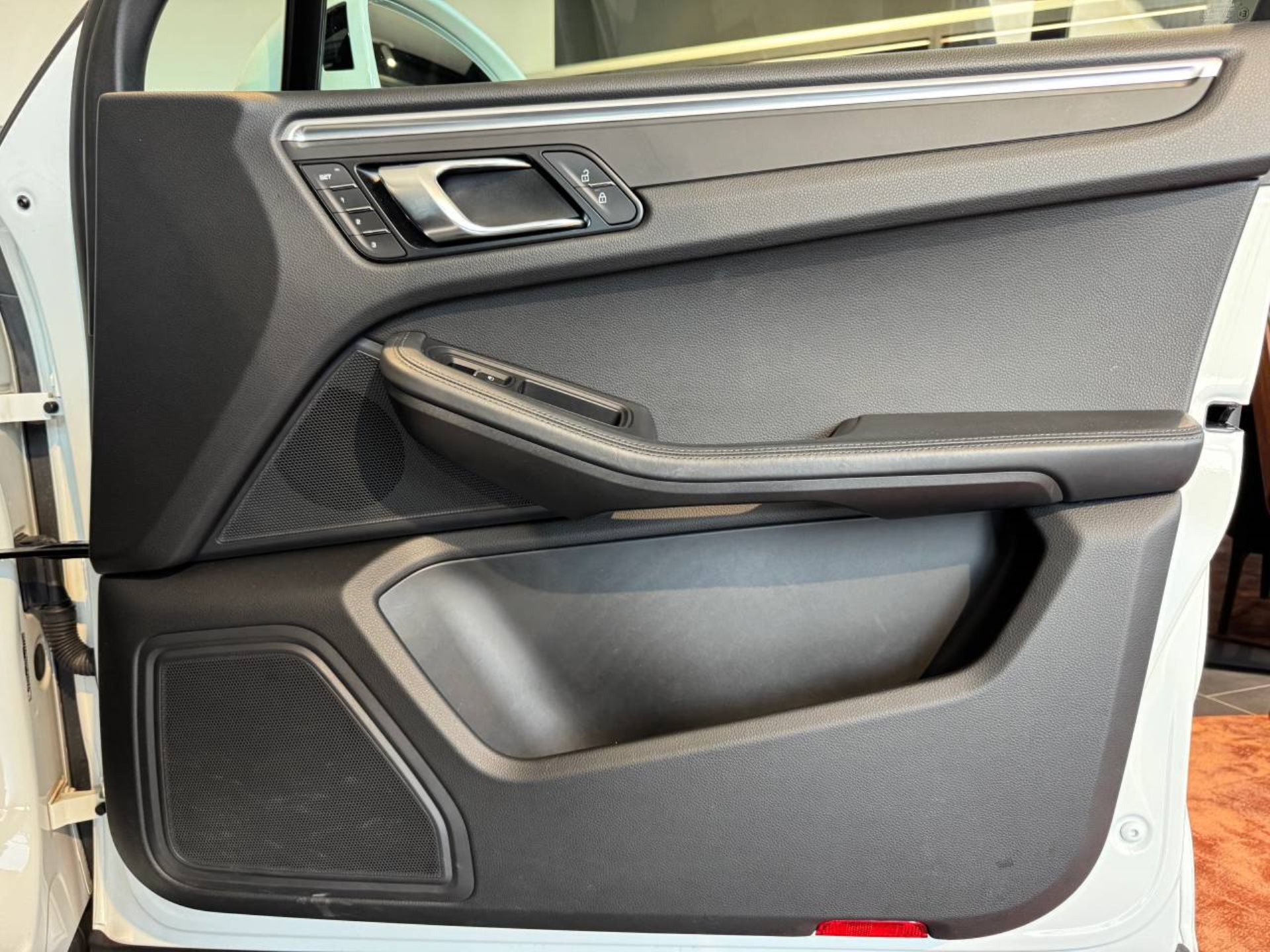 PORSCHE Macan-image-26
