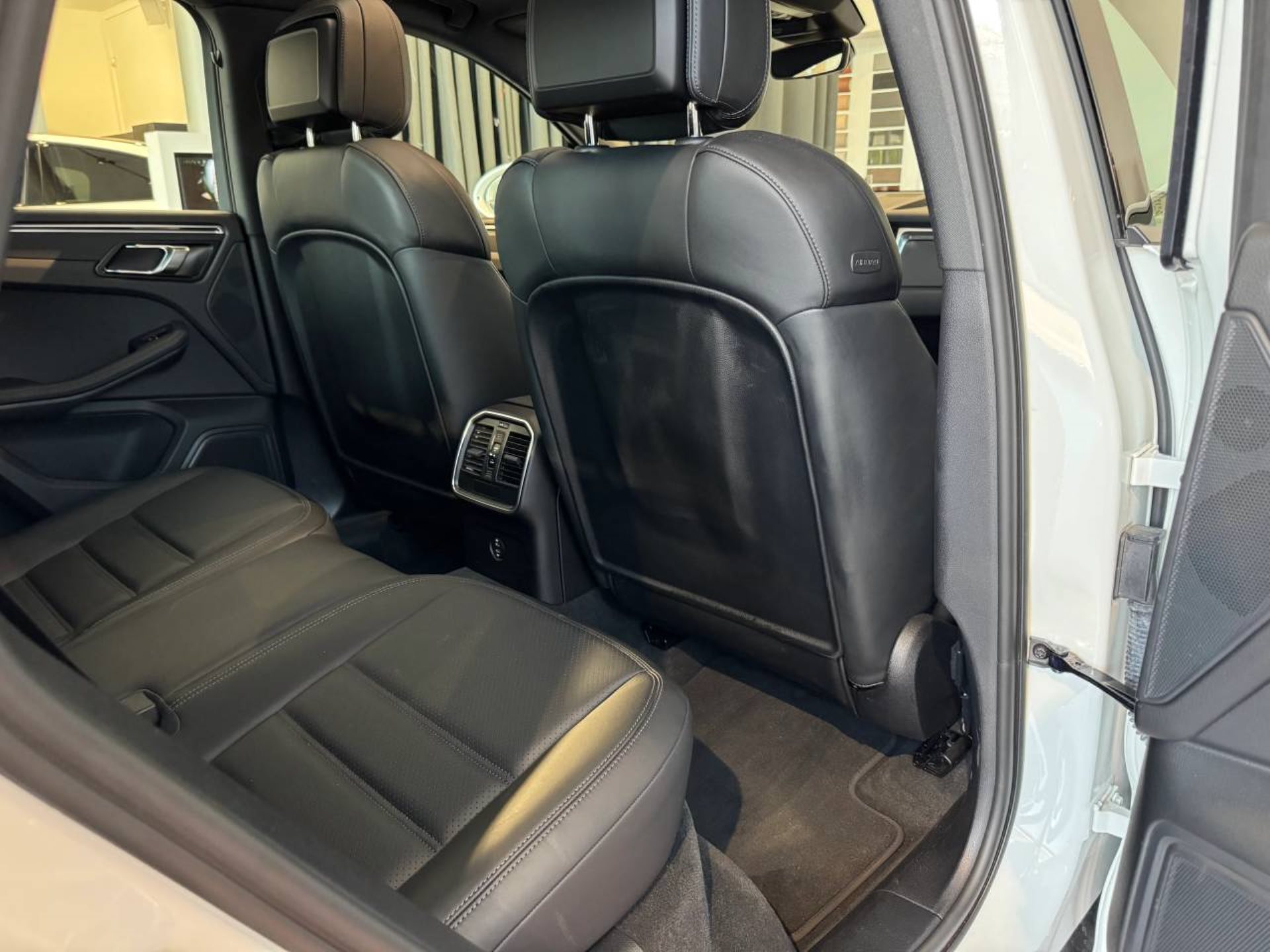 PORSCHE Macan-image-30