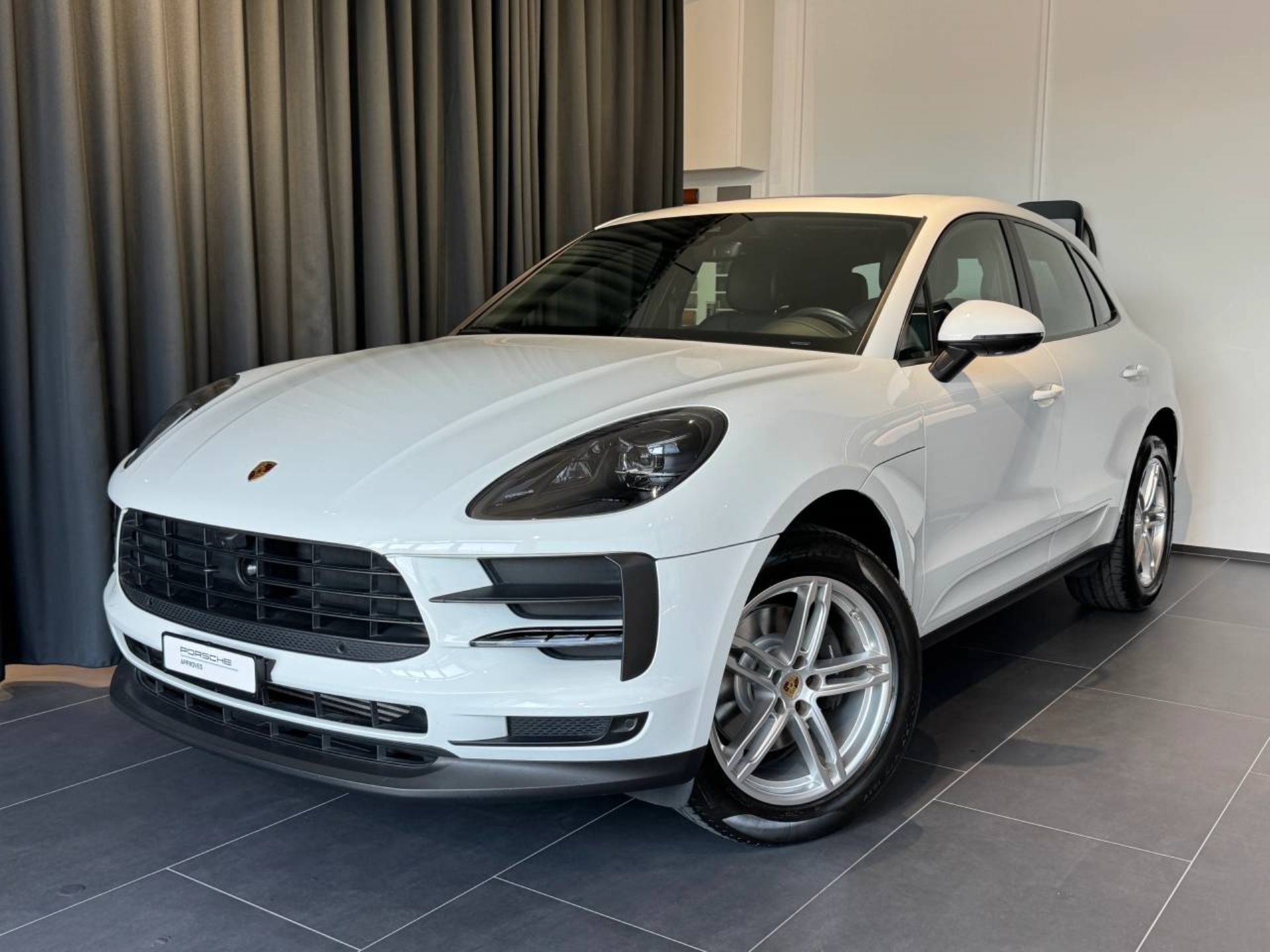 PORSCHE Macan-image-0