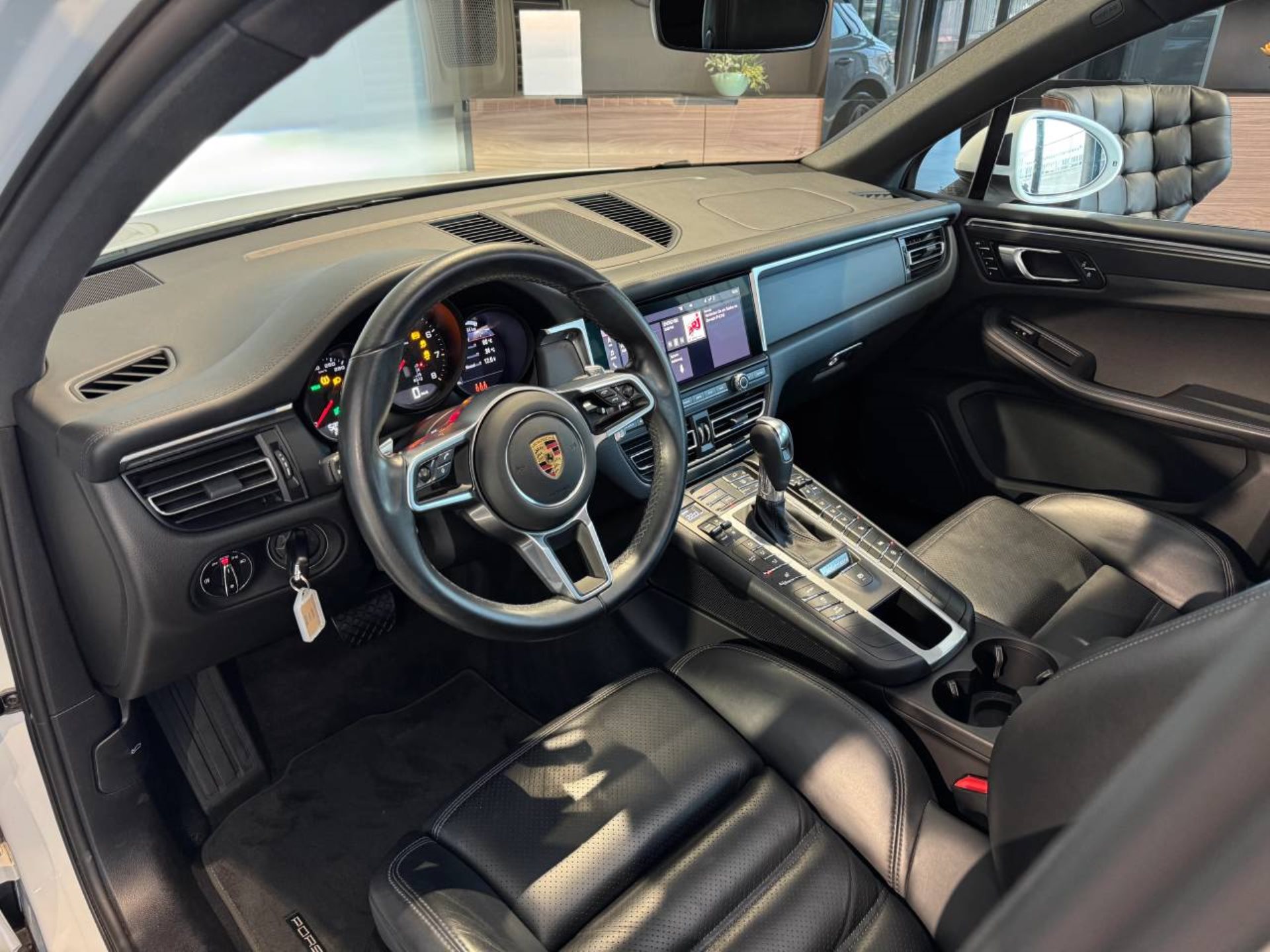 PORSCHE Macan-image-3