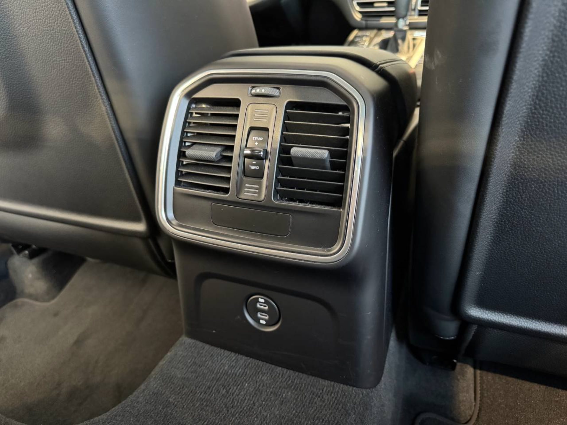 PORSCHE Macan-image-31