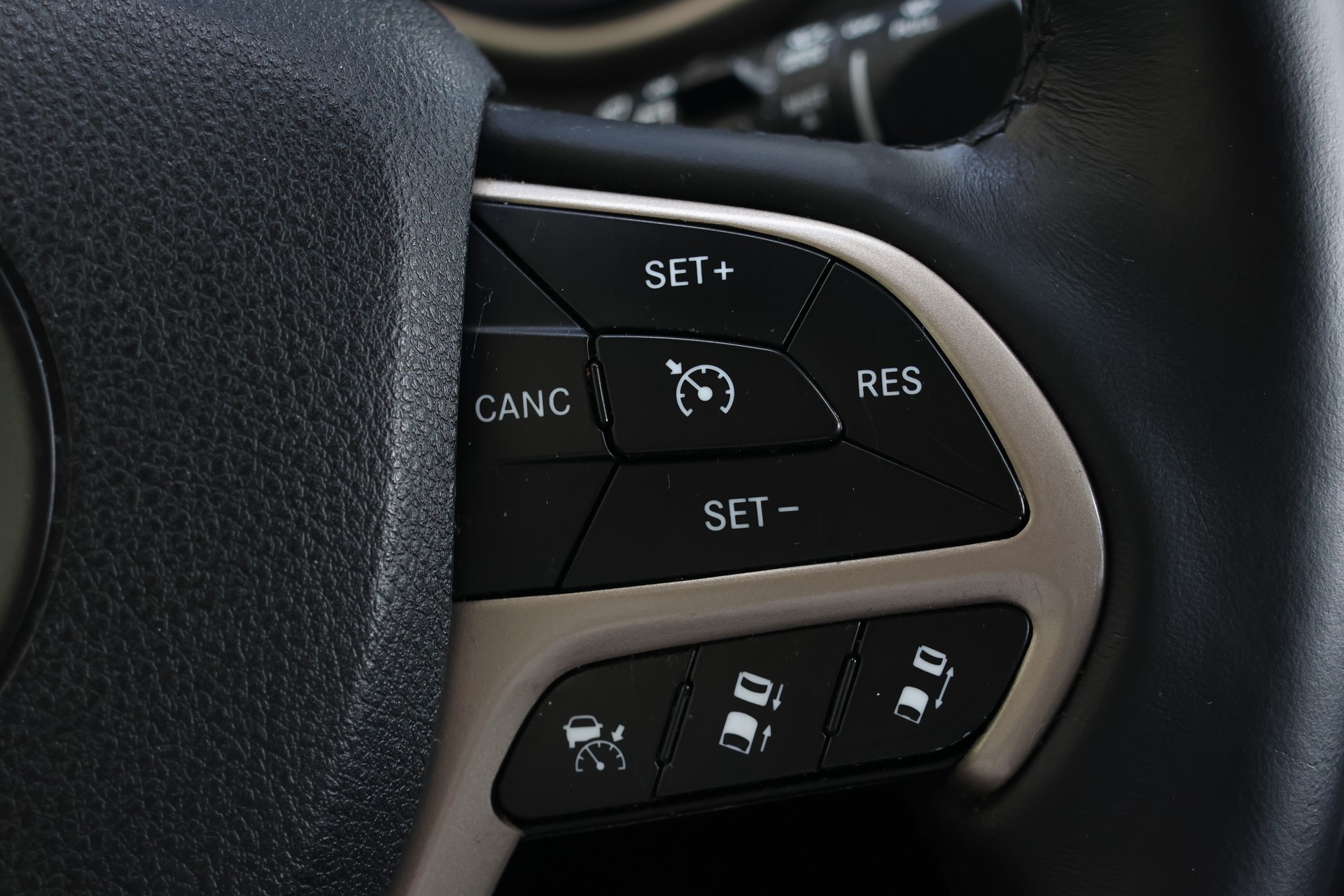 JEEP Cherokee 3.2 Limited AWD 9ATX-image-24