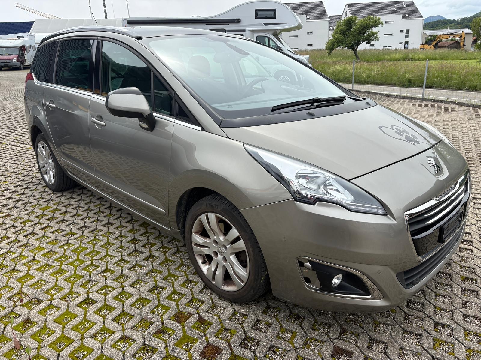 PEUGEOT 5008 1.6 16V T Family Automatic MOTORLAMPE LEUCHTET