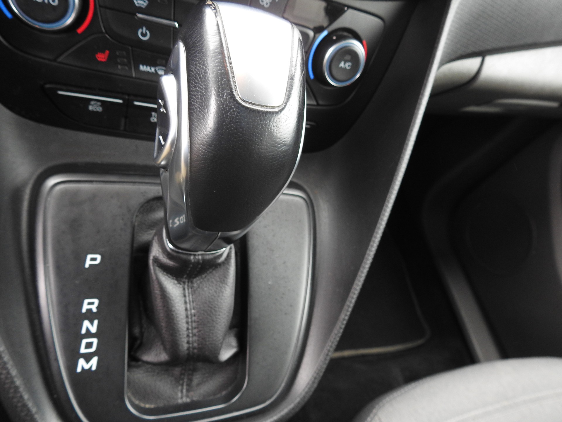 FORD Grand Tourneo Connect 1.5 EcoBlue Titanium Automat-image-23