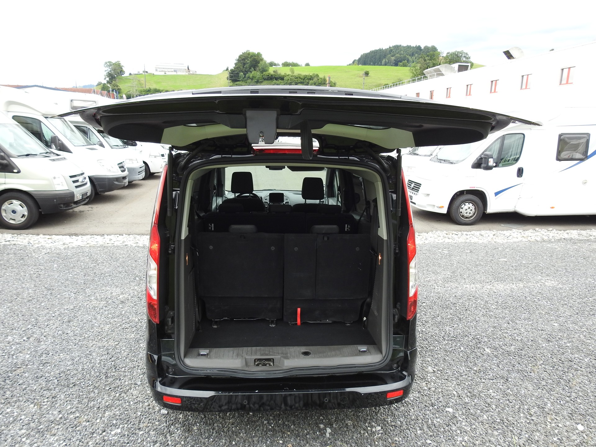FORD Grand Tourneo Connect 1.5 EcoBlue Titanium Automat-image-12