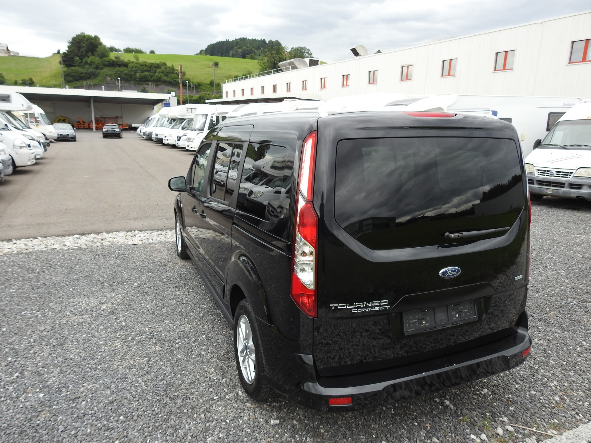 FORD Grand Tourneo Connect 1.5 EcoBlue Titanium Automat-image-4