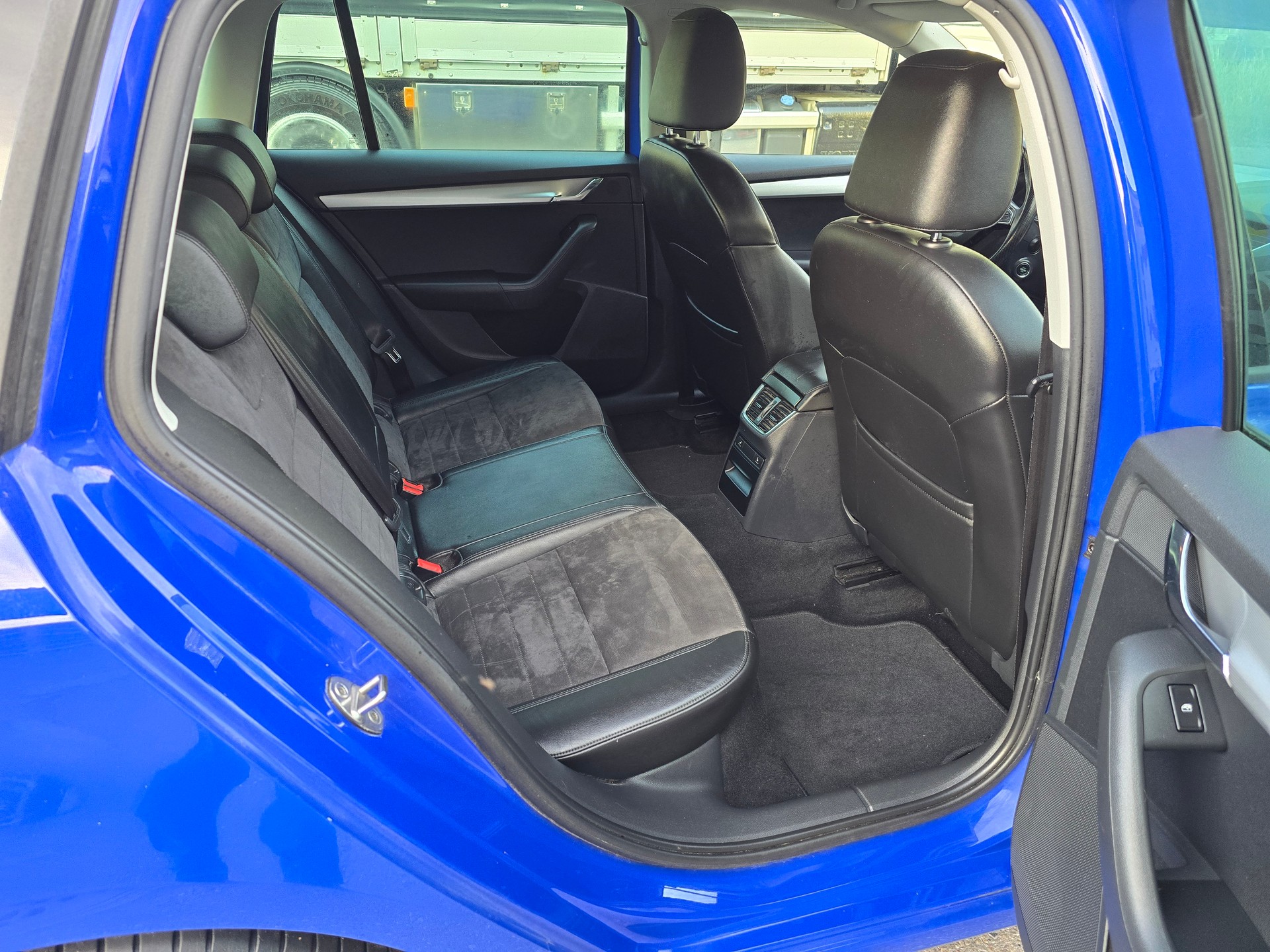 SKODA Octavia Combi 2.0 TDI Style 4x4 DSG-image-11