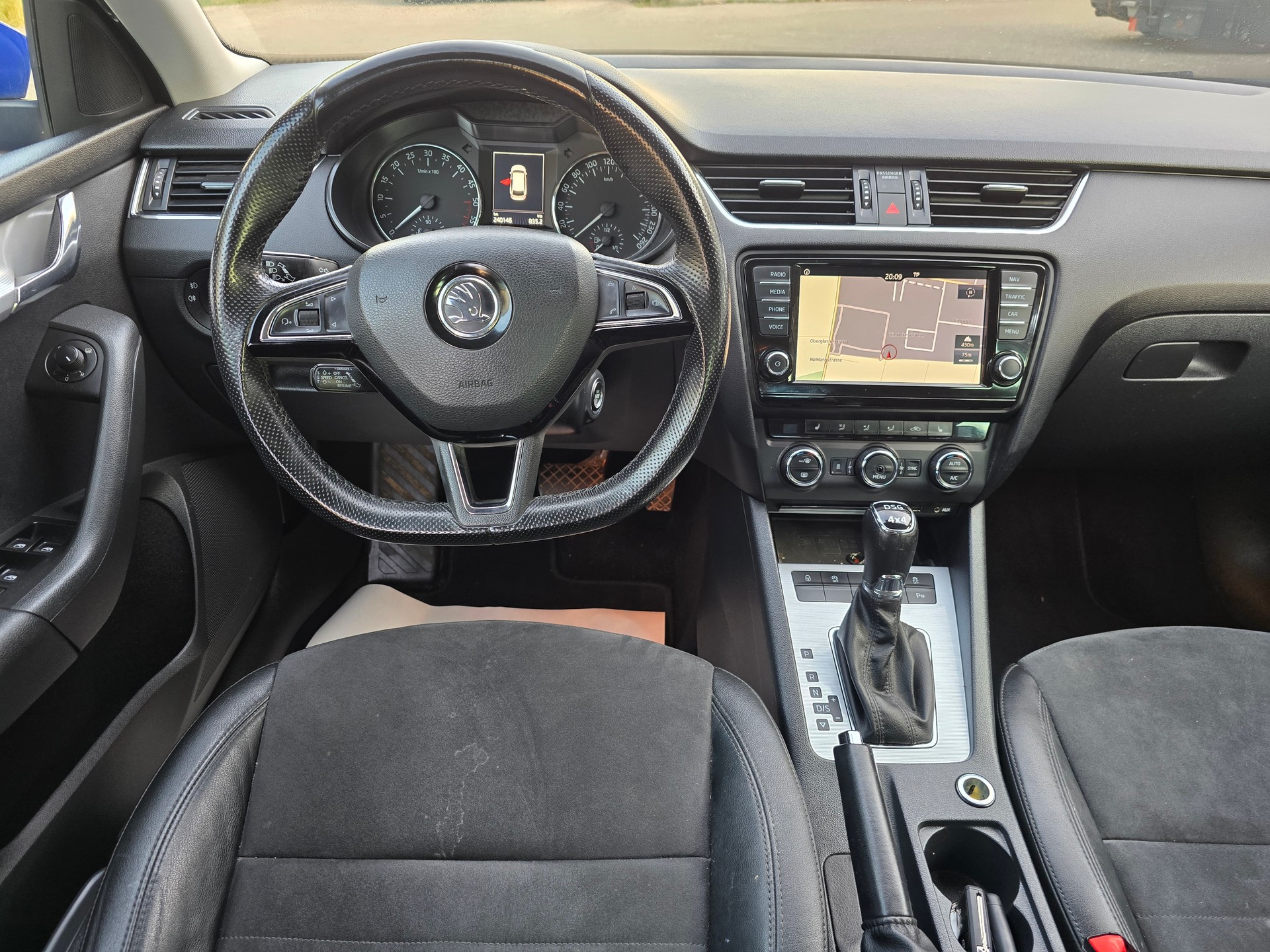 SKODA Octavia Combi 2.0 TDI Style 4x4 DSG-image-17