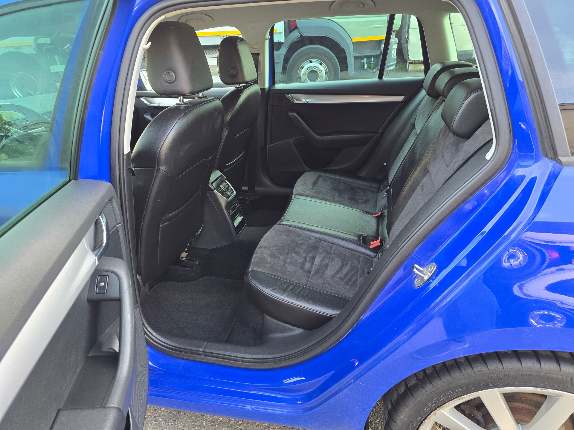 SKODA Octavia Combi 2.0 TDI Style 4x4 DSG-image-15