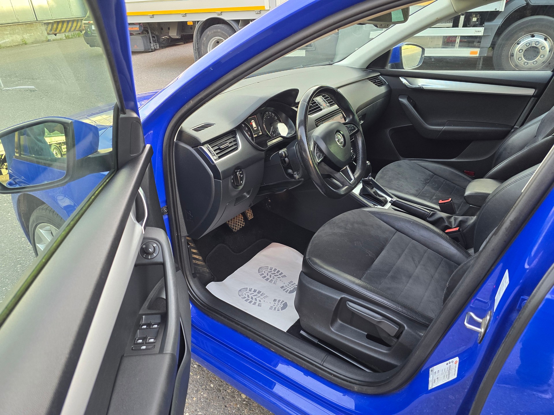 SKODA Octavia Combi 2.0 TDI Style 4x4 DSG-image-13