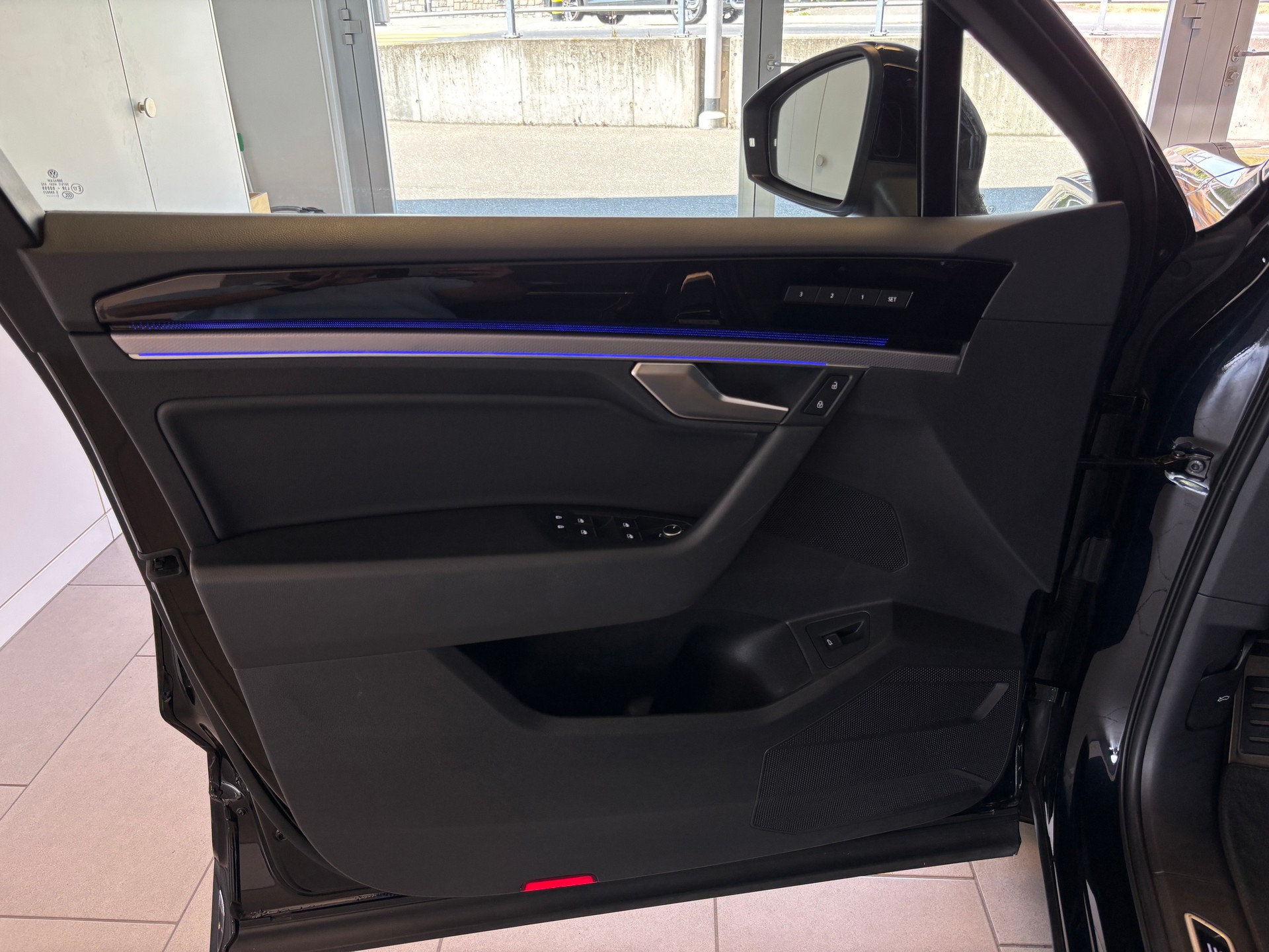 VW Touareg 3.0 TDI R Line Tiptronic-image-19