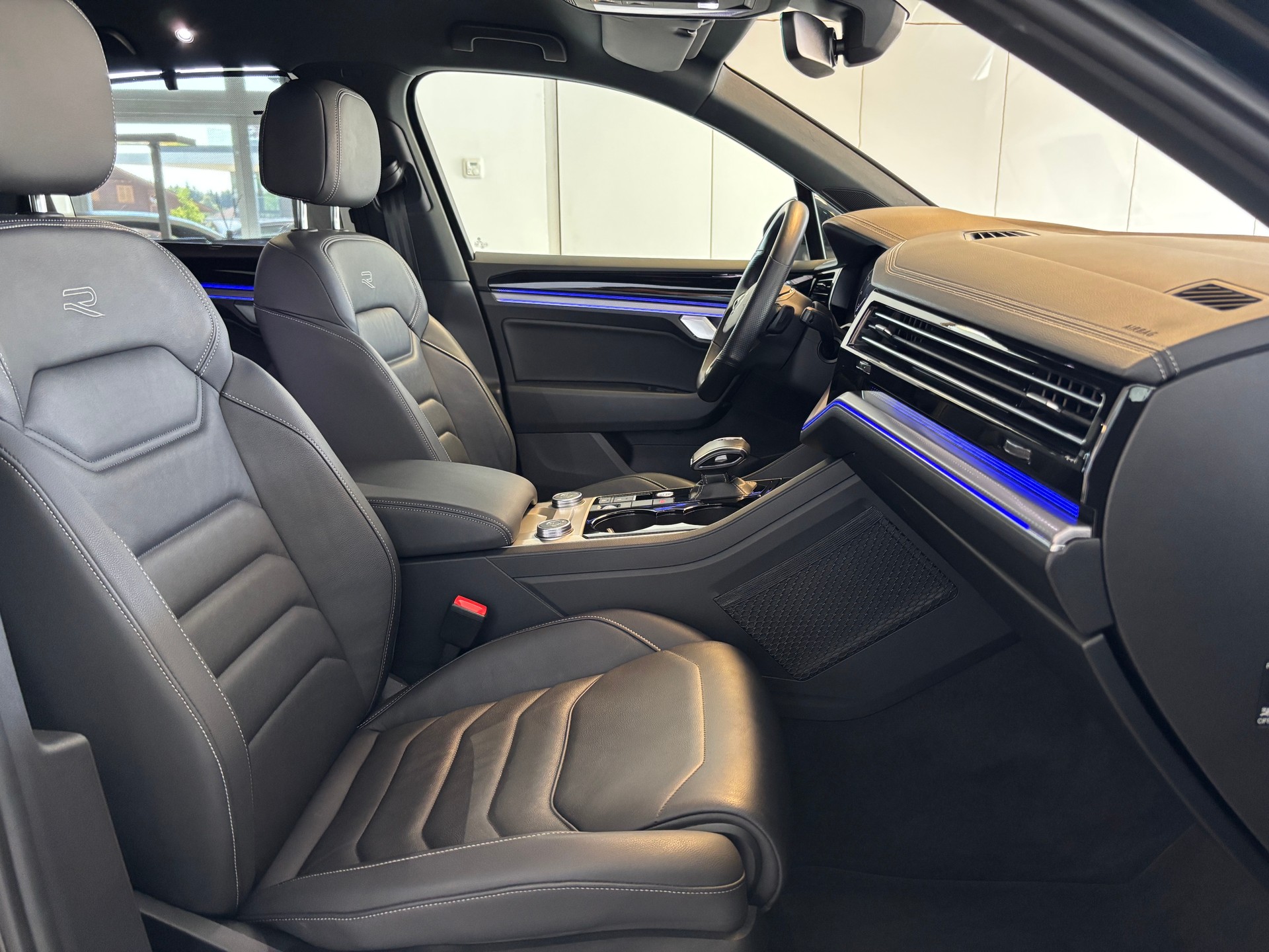VW Touareg 3.0 TDI R Line Tiptronic-image-11