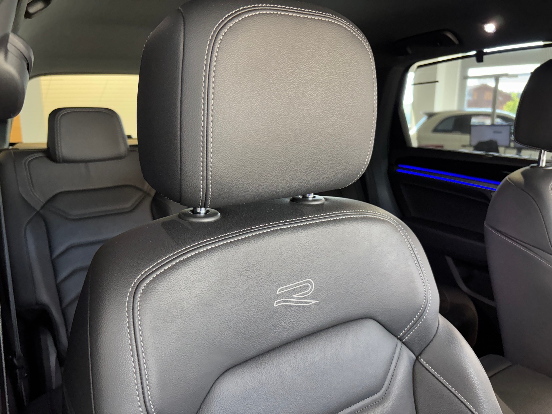 VW Touareg 3.0 TDI R Line Tiptronic-image-20