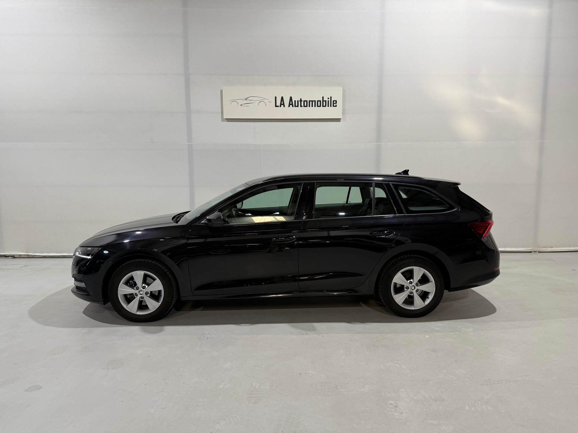 SKODA Octavia Combi 2.0 TDI DSG Ambition-image-2