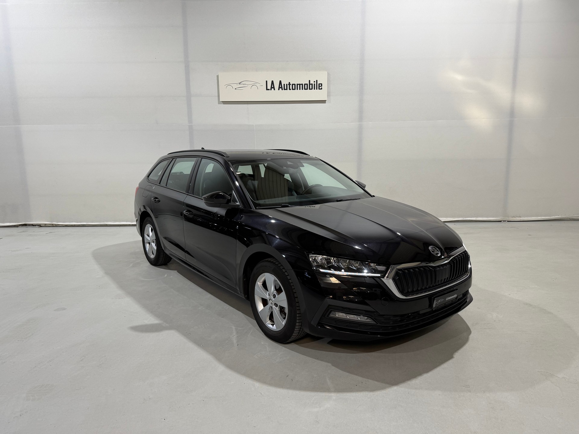 SKODA Octavia Combi 2.0 TDI DSG Ambition-image-4