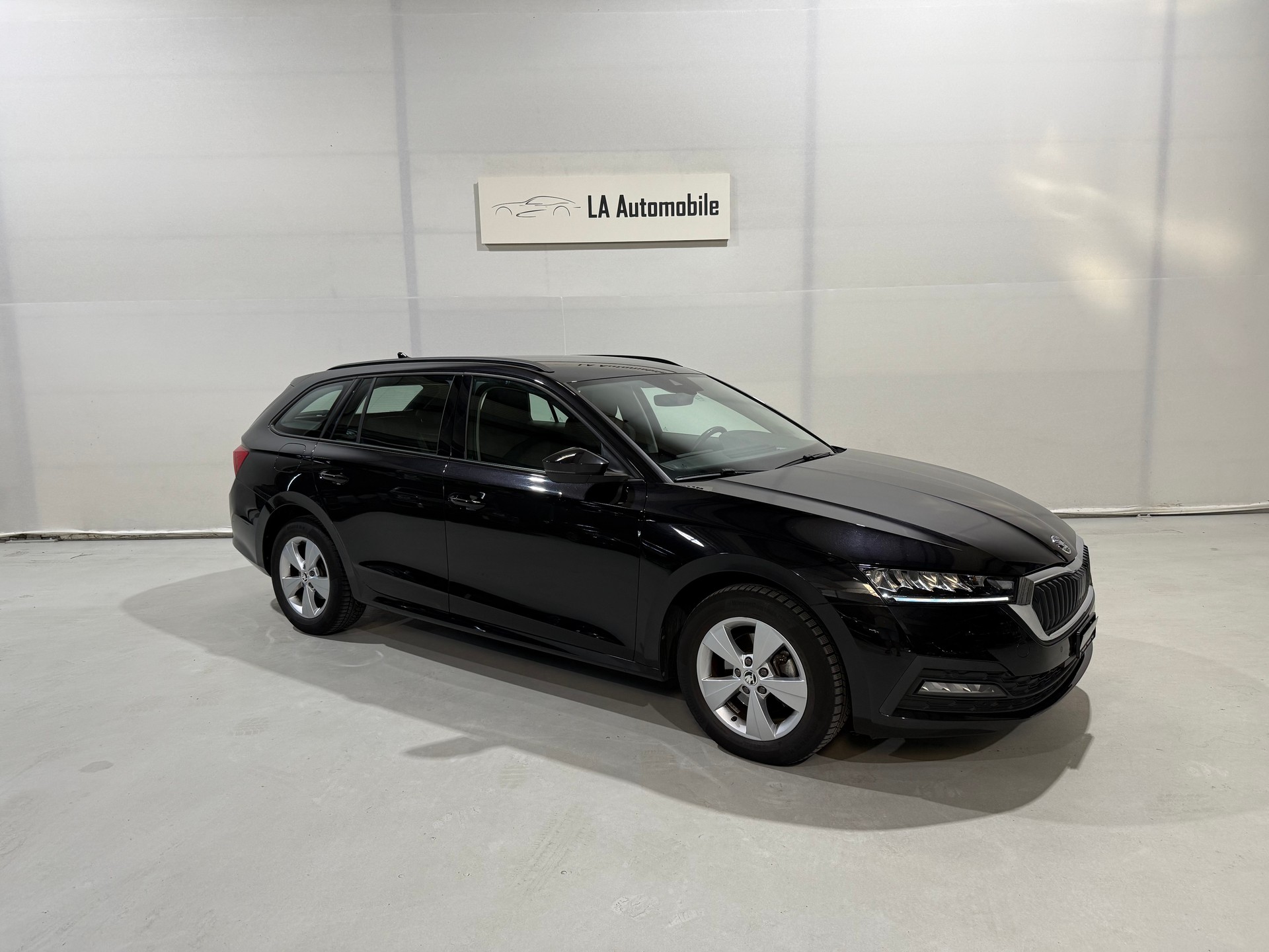 SKODA Octavia Combi 2.0 TDI DSG Ambition-image-5
