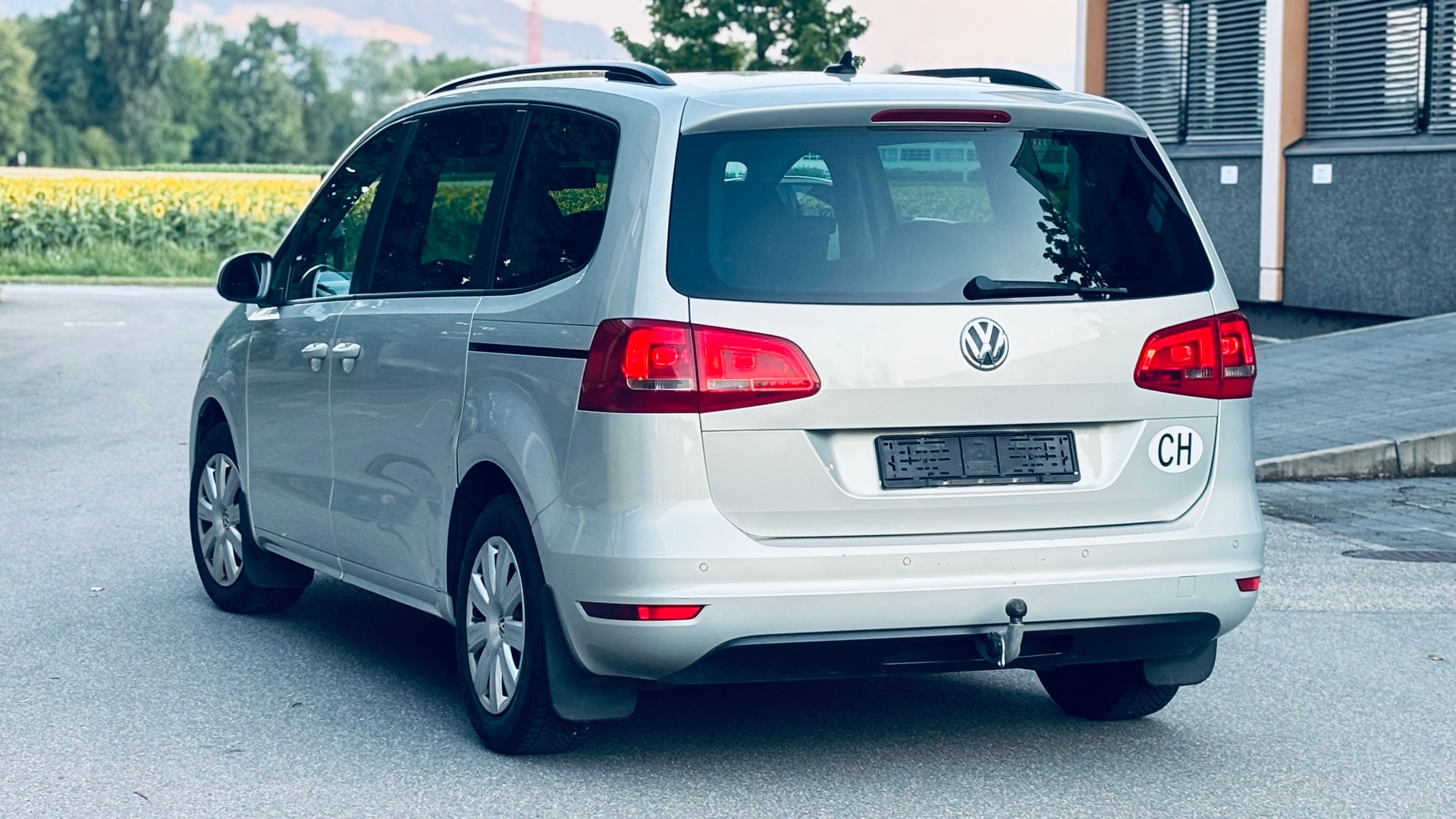 VW Sharan 2.0 TDI BlueMotion Technology Trendline DSG-image-2