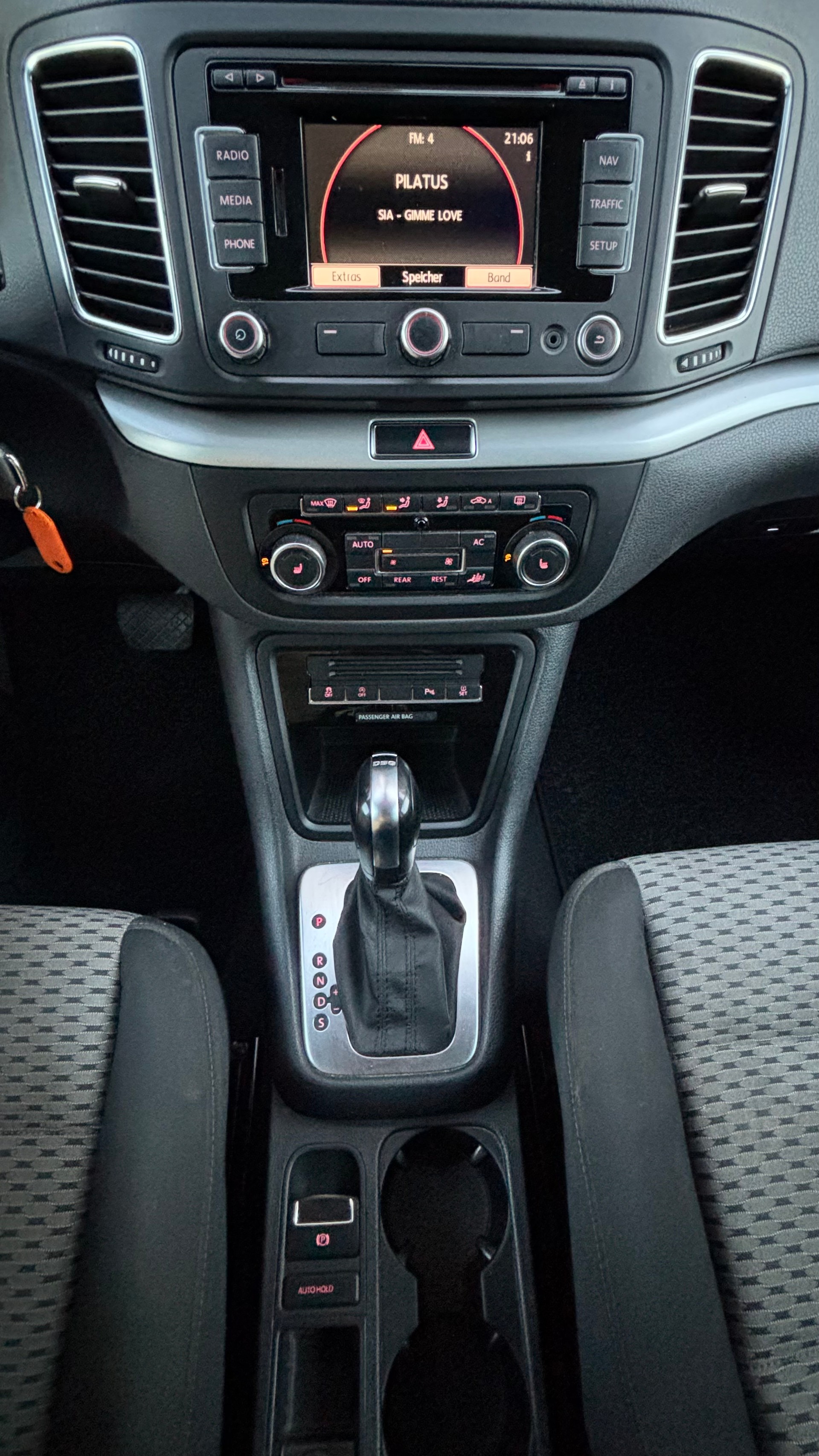 VW Sharan 2.0 TDI BlueMotion Technology Trendline DSG-image-9